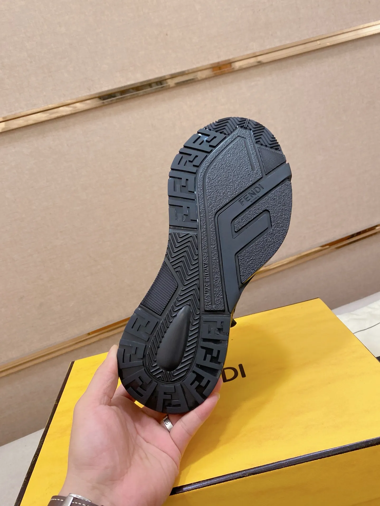 Factory price: 620💰(high version) [Fendi] Fendi’s latest casual shoes for men! Available at counters simultaneously! A one-to-one replica of the original. Made entirely of imported top-grain calfskin, the interior is made of top-grain water-dyed cowhide, and the original factory-supplied rubber outsole. Leading new fashion concepts. Matching code: 38-44 can be customized, 45 is not returnable!